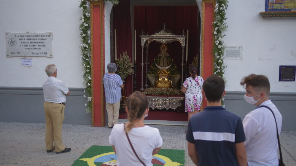 La Patrona sale al encuentro de su pueblo en el día de su festividad