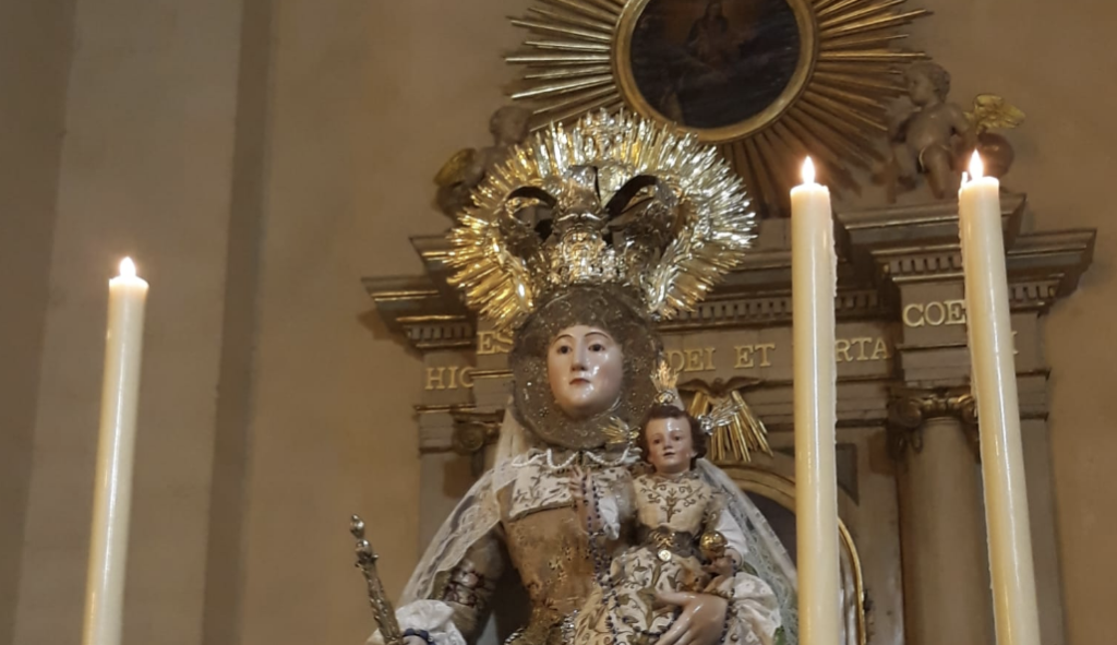 La Virgen del Rosario realizó una procesión claustral por el interior del templo