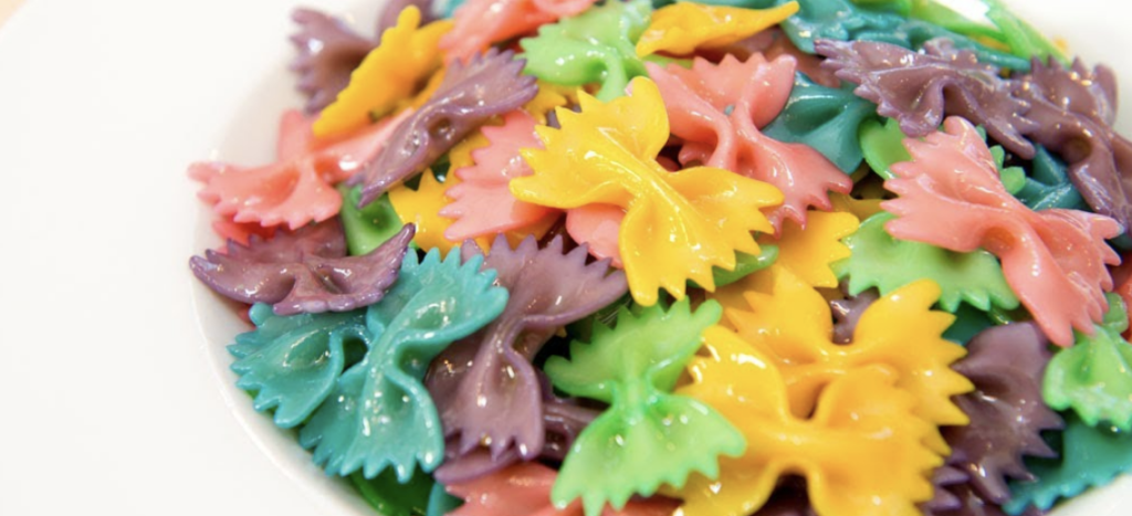 Recogida de pasta de colores para los más pequeños