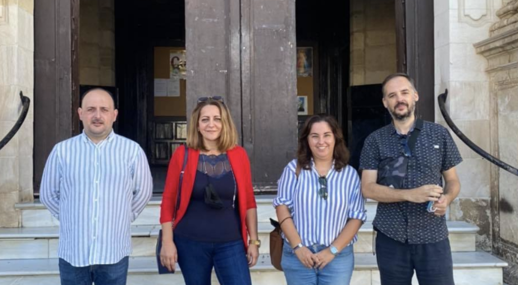 Antonio Ledesma, cartelista de la Semana Santa 2022, de visita por la Chiclana Cofrade