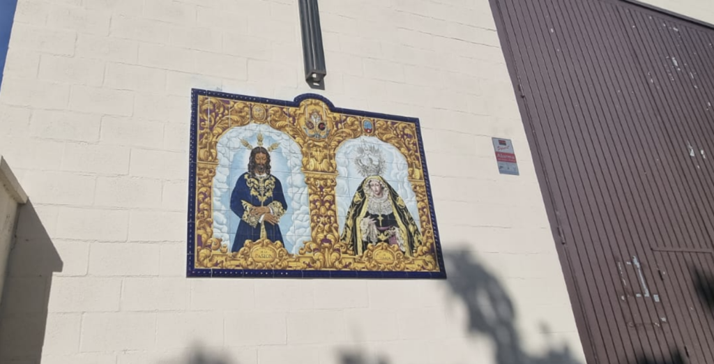 Israel Jiménez realiza el azulejo de la Hermandad de Pasión de Jerez