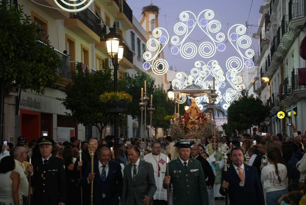 La Virgen de los Remedios procesiona ante una gran devoción y una súplica de corona